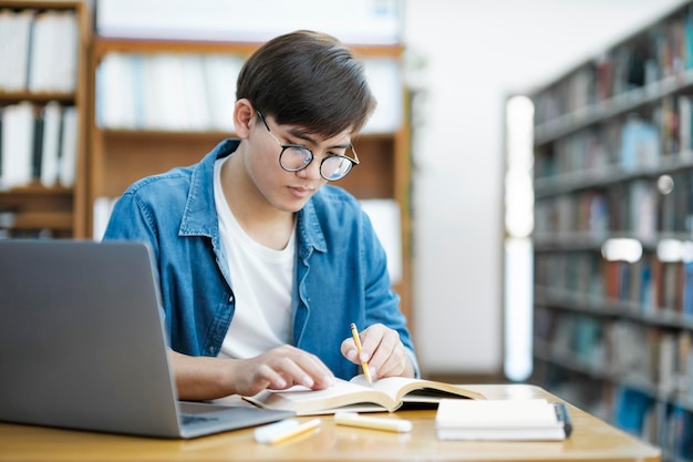 Aluno estudando na biblioteca