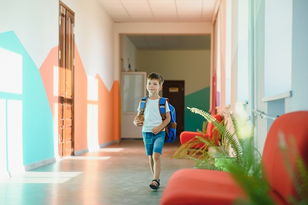 Aluno fofo andando no corredor da escola