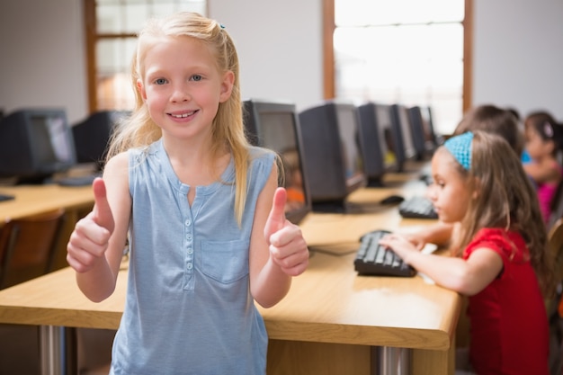 Aluno fofo na aula de informática sorrindo para a câmera