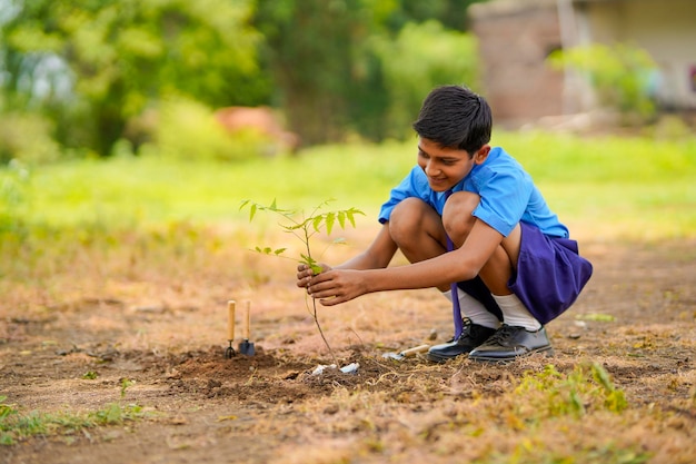 Aluno indiano fazendo plantação de árvores.