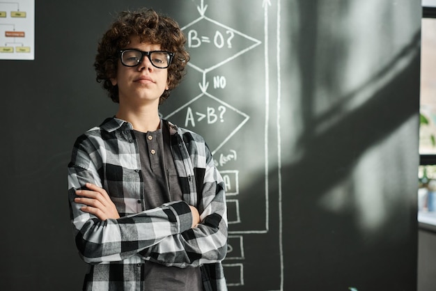 Aluno inteligente em pé na sala de aula