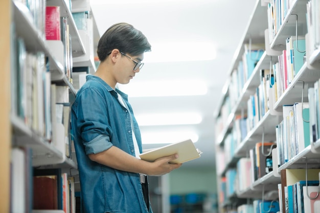 Aluno lendo livro na biblioteca