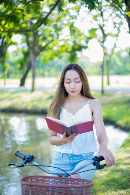 Aluno lendo um livro no parque. Pronto para ir para a universidade.