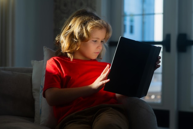 Aluno nerd da escola primária leu livro infantil e literatura infantil lendo livro sentado em casa em