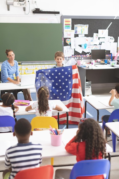 Foto aluno segurando uma bandeira americana em sala de aula na escola