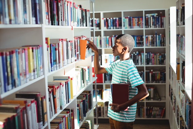 Aluno selecionando livro na biblioteca