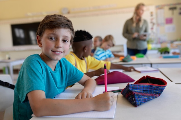 Aluno sentado em uma mesa em uma sala de aula do ensino fundamental