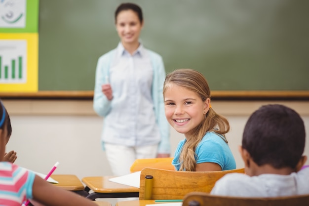 Aluno sorridente da câmera durante a aula