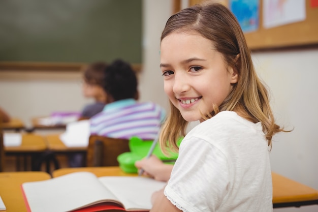 Aluno sorridente da câmera durante a aula