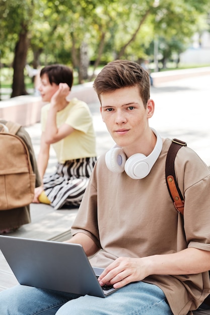 Aluno trabalhando em um laptop