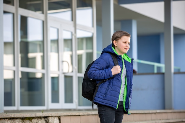 Aluno voltando da escola para casa após o ensino, conceito de educação