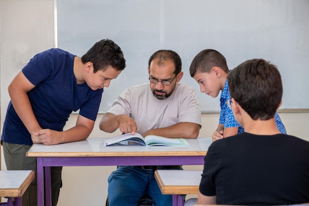 Alunos a comunicar-se com o seu professor sobre o seu estatuto e realizações