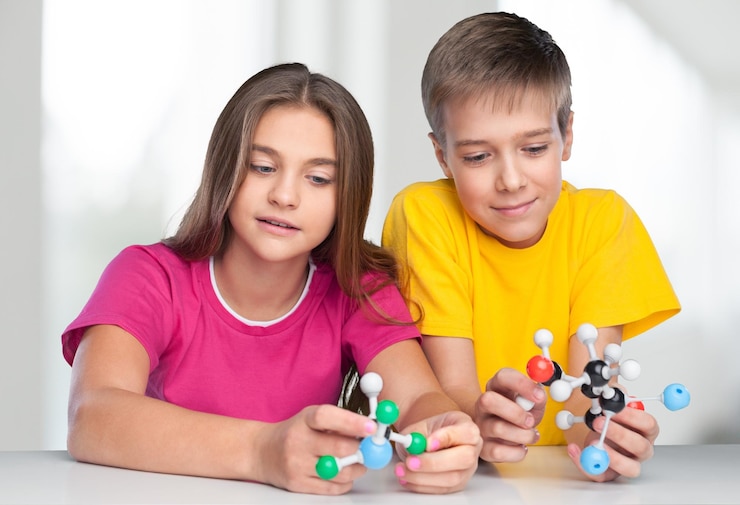 Foto alunos adolescentes examinando a estrutura molecular na mesa do laboratório