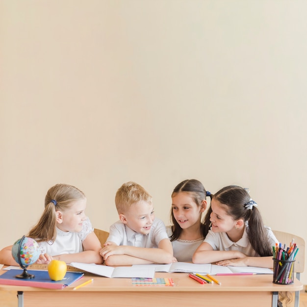 Foto alunos alegres falando durante a aula