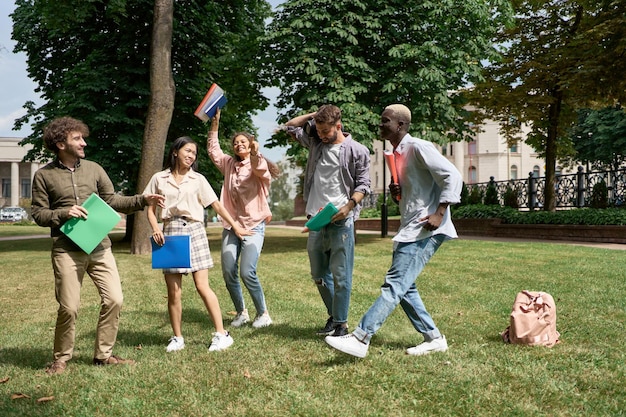 Alunos amigos se divertem no parque da cidade