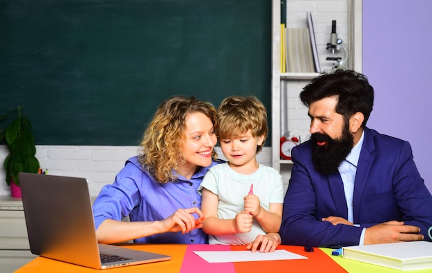 Alunos aprendendo letras e números conceito de educação garotinho e seus pais mãe pai e