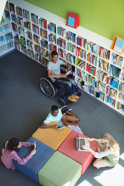 Foto alunos atentos estudando na biblioteca