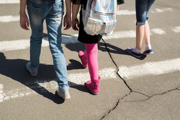 Alunos atravessando a rua a caminho da escola