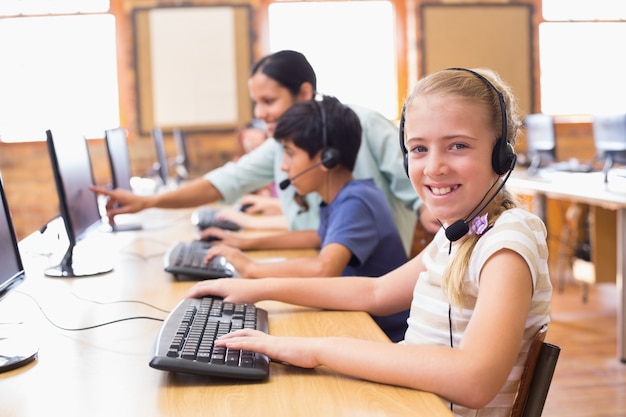 Alunos bonitos na aula de informática com professor