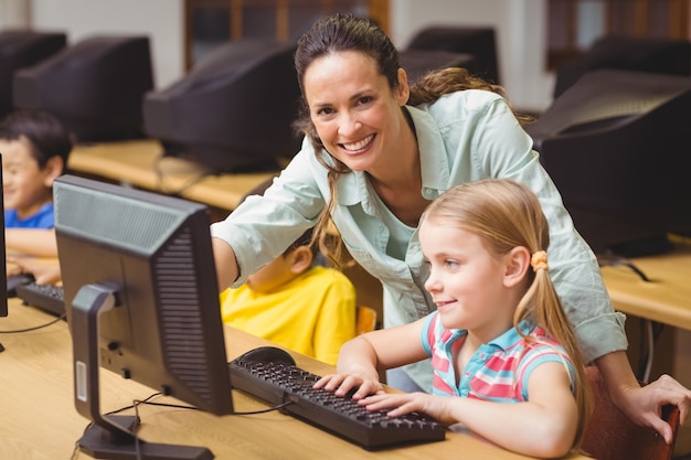 Alunos bonitos na aula de informática com professor