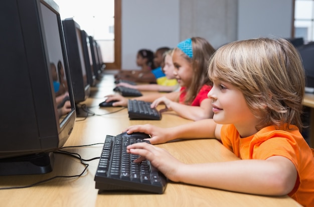 Alunos bonitos na aula de informática