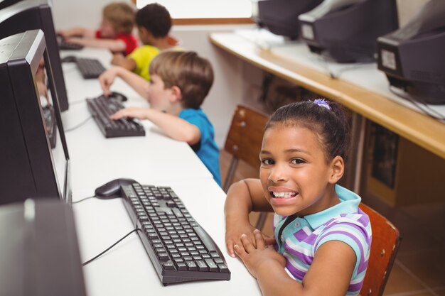 Foto alunos bonitos na aula de informática