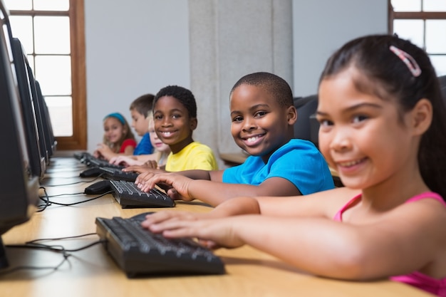 Alunos bonitos na aula de informática