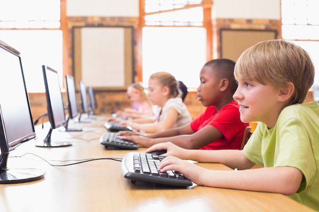 Alunos bonitos na aula de informática