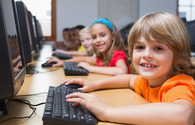 Alunos bonitos na aula de informática