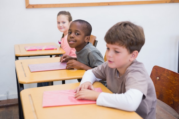 Alunos bonitos ouvindo atentamente na sala de aula