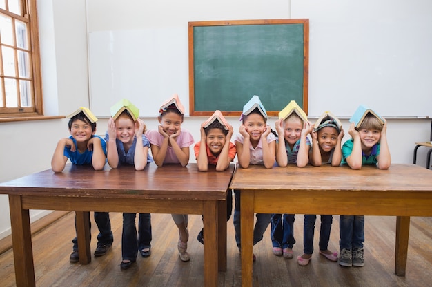 Foto alunos bonitos sorridentes na sala de aula