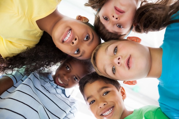 Alunos bonitos sorrindo para a câmera de cima