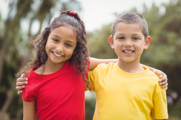 Alunos bonitos sorrindo para a câmera lá fora