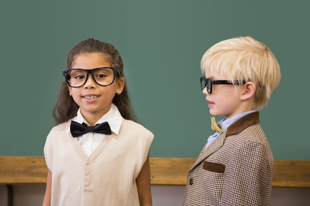 Alunos bonitos vestidos como professores na sala de aula