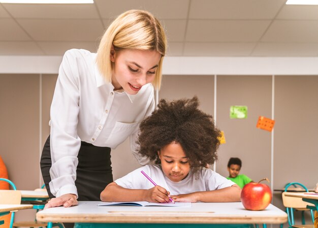 Foto alunos brincalhões aproveitando o tempo da escola e as aulas com o professor e colegas de classe