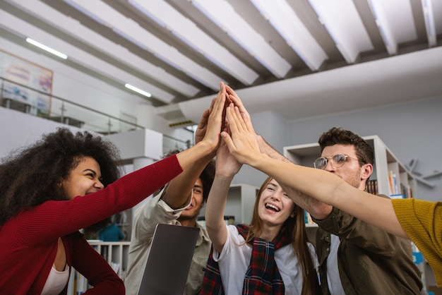 Alunos colocando as mãos juntas