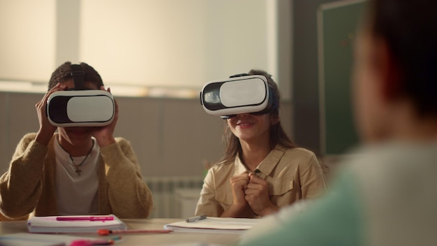 Foto alunos com óculos vr a aprender na escola crianças a mergulhar na realidade virtual