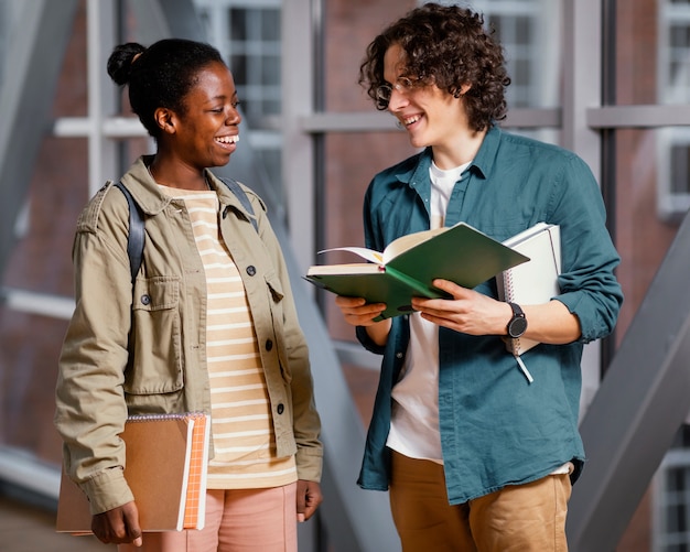 Foto alunos conversando no corredor da universidade