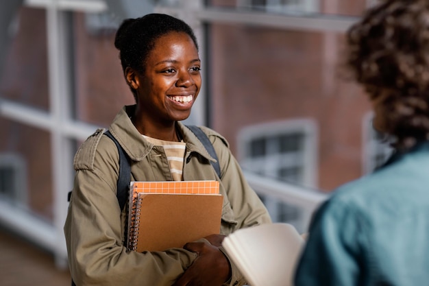 Alunos conversando no corredor da universidade