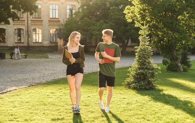 Alunos conversando no parque