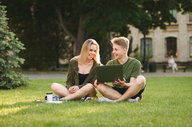 Alunos conversando no parque