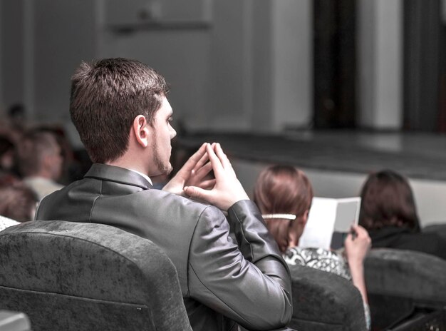 Alunos de cursos de negócios sentados na sala de conferências para um treinamento empresarial