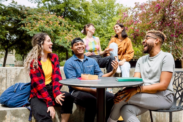 Alunos de intercâmbio no campus universitário