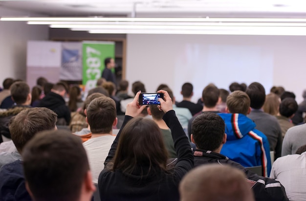 alunos de ti na oficina ouvindo apresentação e tomando notas no computador portátil