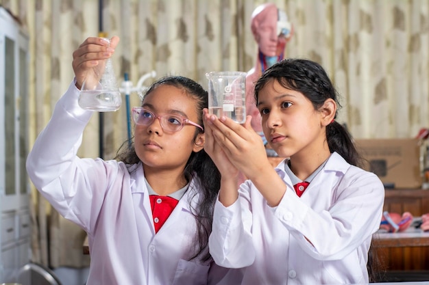 Foto alunos de uma escola peruana posando no laboratório de ciências com suas ferramentas