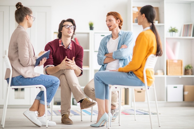 Foto alunos discutindo problemas