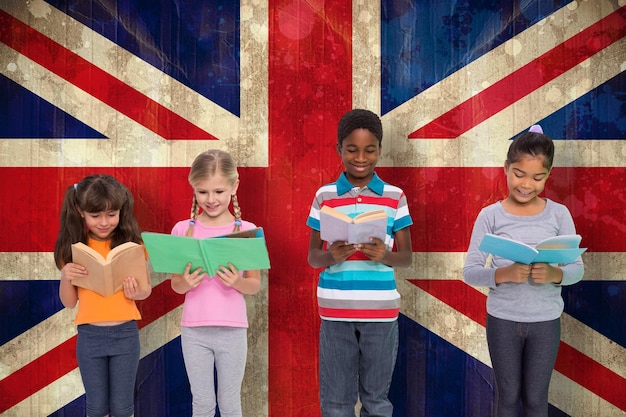 Alunos do ensino fundamental lendo contra a bandeira da union jack em efeito grunge