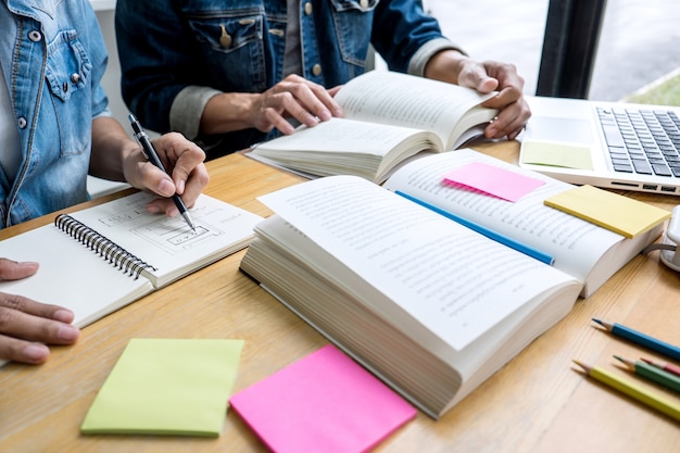 Alunos do ensino médio ou tutor de grupo de colegas de classe na biblioteca, estudando e lendo com ajuda amigo fazendo lição de casa