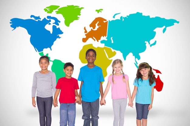 Foto alunos elementares sorrindo contra um fundo branco com mapa-múndi