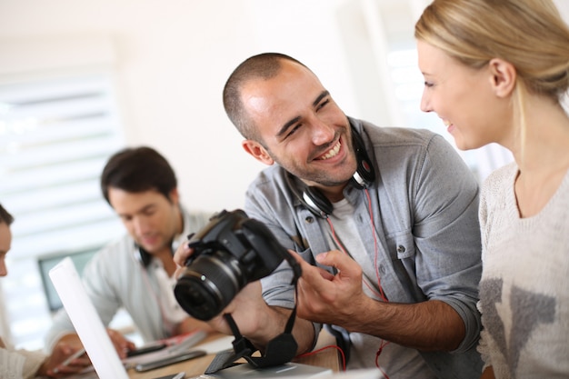 Alunos em fotografia trabalhando juntos no projeto